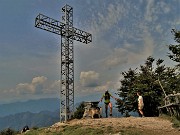 57 Alla croce di vetta del Monte Suchello (1541 m)...in arrivo di coprsa da Bracca !